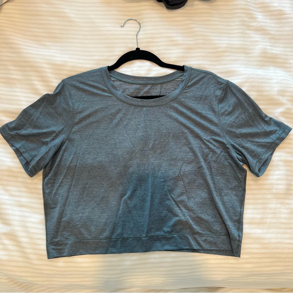 Lululemon cropped athletic tee
